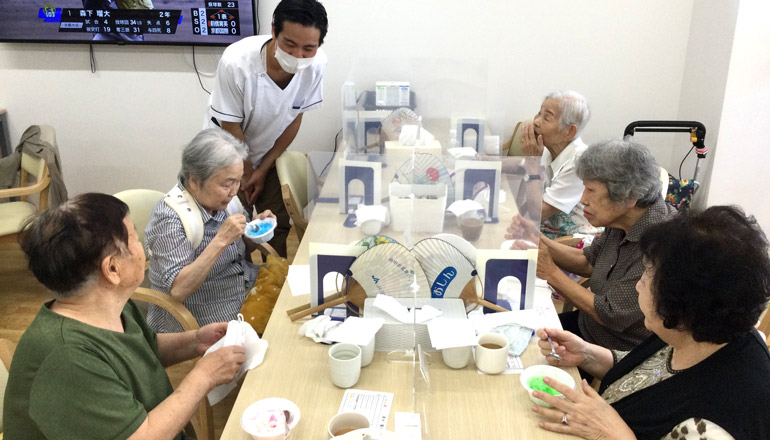 軽食を楽しむご様子