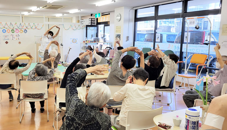 集団の運動療法に取り組む様子