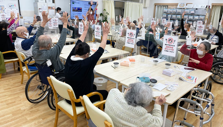 集団の運動療法に取り組む様子