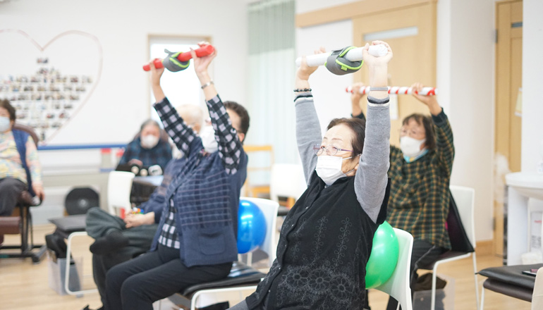 集団で運動療法を行う様子