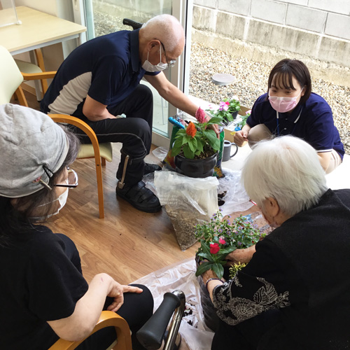 お花を植えている様子