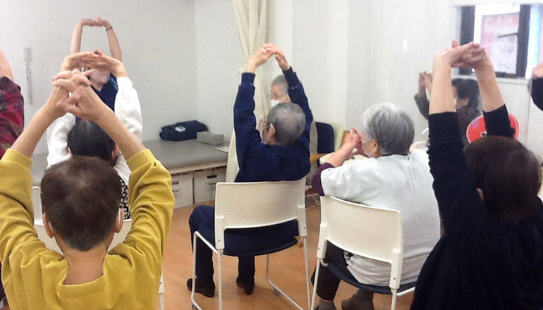 集団の運動療法を行う様子