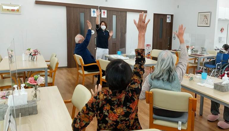 集団で体操を行う様子