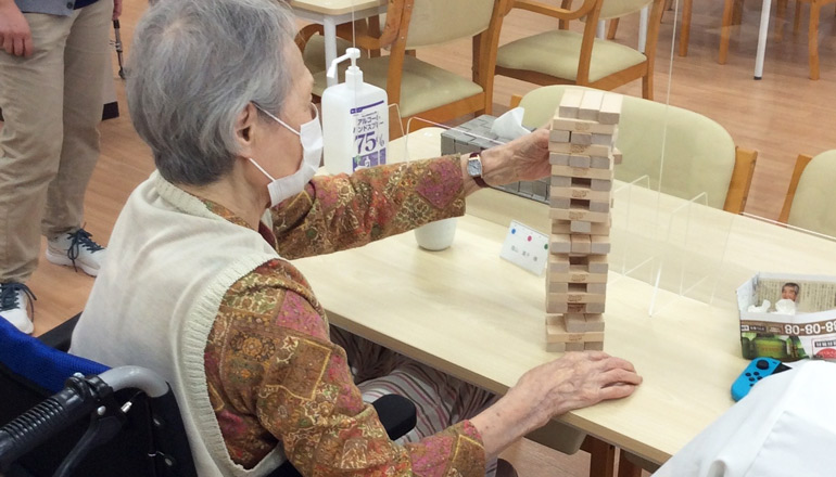 手指の運動を行う様子