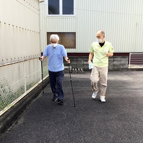 屋外で歩行訓練を行う様子