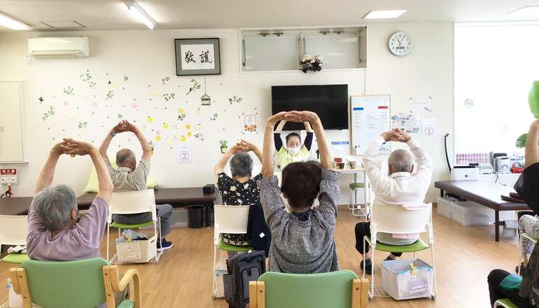 集団で運動を行う様子