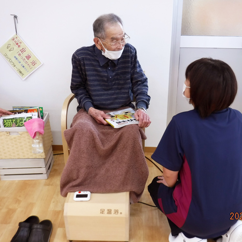 聞き取りしながら足浴の様子