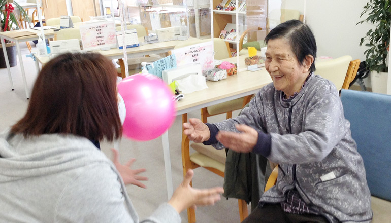 ボールを使って運動を行う様子