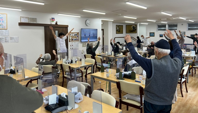 集団でのリハビリ体操の風景